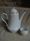 Delcampe - Ancien - Cafetière Et Pot à Lait Blanc Liseré Doré Bavaria - Teapots