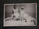 PHOTO  CAVALAIRE  1956 BORD DE MER BATEAU A  MOTEUR JEUNE FEMME ENFANT MODE TENUE D"EPOQUE - Cavalaire-sur-Mer