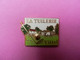 Pin's VITTEL LA TUILERIE GOLF Balle En Relief - Golf