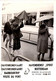 Photo Originale Marcheurs De Rue à Rotterdam Sur Le Ponton Willemsplein Pour La Visite Du Port & Parapluies En 08/1965 - Identifizierten Personen