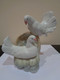 Figura De Porcelana Con 2 Palomas Blancas Encima De Un Cubo. Porceval. - Other & Unclassified