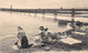 Vichy    03      Les Bords De L'Allier. La Passerelle. Lavandières  -  Carte De Carnet Légèrement Recoupée  (voir Scan) - Vichy