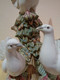 Delcampe - Gran Escultura De Porcelana Con 3 Palomas Blancas. Marca Rex. - Altri & Non Classificati