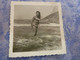 PHOTO ORIGINALE  FEMME PIN-UP EN MAILLOT DE BAIN  A LA PLAGE ANNEE CIRCA 60-70 - Pin-Ups