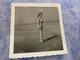 PHOTO ORIGINALE  FEMME PIN-UP EN MAILLOT DE BAIN  A LA PLAGE  ANNEE CIRCA 60-70 - Pin-ups