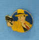 1 PIN'S //  ** DICK TRACY / CÉLÈBRE BD POLICIÈRE AMÉRICAINE ** . (©DISNEY) - BD