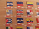 25 Plaquettes Drapeaux L'Alsacienne Américorama. Etats-Unis Brésil Chili Cuba  Argentine Paraguay... Drapeau. Lot 5 - Tin Signs (after1960)