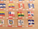 Delcampe - 25 Plaquettes Drapeaux L'Alsacienne Américorama. Etats-Unis Brésil Chili Cuba  Argentine Paraguay... Drapeau. Lot 5 - Plaques En Tôle (après 1960)