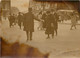 2 PHOTOS PLACE DE L'OPERA DISTRIBUTION DE TRACS POUR L'OBSTENTION DU VOTE DES FEMMES 1918? - Autres & Non Classés