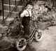 Photo Carrée Originale Enfant Sur Le Vélo D'Apprentissage De Notre Enfance Aux Gros Pneus Blancs Vers 1960 - Cyclisme