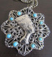 Pendentif En Métal Blanc Et Demi-perles Turquoises Représentant Nefertiti + Chaîne - Ethniques