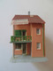 MODELISME FERROVIAIRE: MAQUETTE MAISON MODERNE AVEC COMMERCE "ROSA KAST" (FORMAT HO) - Decorazione