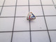 1020 Pins Pin's / Rare & Belle Qualité THEME SPORTS / BILLARD ? TRIANGLE TRICOLORE FEDERATION FRANCAISE ? - Billard