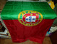 DRAPEAU DU PORTUGAL , DIMENSION 150 CM X 90 CM , DEUX OEUILLETS POUR LE SUSPENDRE , ETAT NEUF VOIR PHOTO . POUR TOUT REN - Bandiere