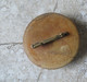 Broche Ethnique En Bois Peint Avec Bateau Type Vieux Gréement Petite Sculpture Dans La Masse Diamètre 4, 5 Cm - Other & Unclassified