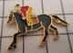 811i Pins Pin's / Rare & Belle Qualité THEME ANIMAUX / CHEVAL CAVALIER JOCKEY - Animali