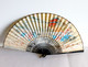 CHINE EVENTAIL ANCIEN - BOIE LAQUE NOIR - SCENE PEINTE GOUACHE PAGODE XXe H:21cm - Fans