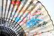 CHINE EVENTAIL ANCIEN - BOIE LAQUE NOIR - SCENE PEINTE GOUACHE PAGODE XXe H:21cm - Fans