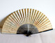 Delcampe - CHINE EVENTAIL ANCIEN - BOIE LAQUE NOIR - SCENE PEINTE GOUACHE PAGODE XXe H:21cm - Fans