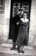 Photo Originale Jeune Couple Posant Devant La Porte D'un Café Aux Plaques Publicitaires Byrrh, Martini & Autre Vers 1930 - Voorwerpen