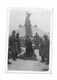 MINENWERFER OBUSIER - SOLDATS DEVANT UN MONUMENT AUX MORTS OSSUAIRE DE NAVARIN -  PHOTO MILITAIRE - Guerra, Militares