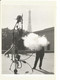 Photo 1959 Robert Doisneau, PARIS - Tinguely, Portrait De L'artiste, Sculpteur - Homme, Nuage De Fumée - (tour Eiffel) - Doisneau