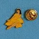 1 PIN'S //  ** CHARMANTE JEUNE-FILLE VETUE EN JAUNE ** - Pin-ups