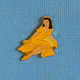 1 PIN'S //  ** CHARMANTE JEUNE-FILLE VETUE EN JAUNE ** - Pin-ups