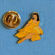 1 PIN'S //  ** CHARMANTE JEUNE-FILLE VETUE EN JAUNE ** - Pin-ups