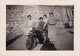 Foto Di Gruppo Di Persone Adiacente Moto D'epoca - Cm 11 X 8 Circa - Anonymous Persons