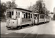 ! DDR S/w Ansichtskarte 75 Jahre Cottbuser Straßenbahn, Konsum Reklame An Der Tram - Tramways