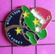 915c Pin's Pins / Beau Et Rare / THEME : NOEL / BONNET ROUGE NOEL POUR LA FORET Marie T'a Rien Demandé !!! - Navidad