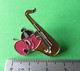 Pin's,PERROQUET, SAXOPHONE,PAPAGEI,SUISSE,OISEAU,BIRD - Animali