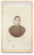 PRADES - FEMME CATALANE - CDV PHOTO LARGERON FRERES RUE DES MARCHANDS - PYRENEES ORIENTALES - Anonieme Personen