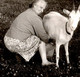 Photo Originale Monde Paysan, Femme à La Traite De Sa Chèvre Sur Un Champ De Trèfles En Fleurs Vers 1950/60 - Beroepen