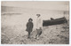 CARTE PHOTO : BATEAU DE SAUVETAGE - TOURISTES SUR UNE PLAGE DE GALETS - INTERDIT DE MONTER DANS LE CANOT -z R/V Z- - To Identify