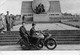 Photo 18 X 12,5 Cms - MOTO- MOTOCYCLETTE N° 1340-RN-3 - Militaire Au Monument André MAGINOT à VERDUN-55-Meuse - Motorräder