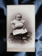 Photo CDV Christensen à Naestved (DK)  Bébé En Robe Avec Une Grosse Ceinture  CA 1900 - L550-2 - Old (before 1900)