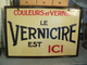 Delcampe - Ancienne Plaque Enseigne Tôle Publicitaire " Le Vernicire Est Ici " - Droguerie