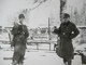 2. Weltkrieg WW2 Original Foto Soldaten Der Wehrmacht Vor Verkehrsschild Abschleppzug 735 Im Tiefen Winter / Schnee - War, Military