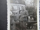 2. Weltkrieg WW2 Original Foto Soldaten Der Wehrmacht Vor Einem LKW Mit Weinflasche Auf Der Motorhaube - War, Military