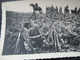 2. Weltkrieg WW2 Original Foto Soldaten Der Wehrmacht Truppe / Einheit Mit Gewehren Und Pferde / Reiter Im Hintergrund - War, Military