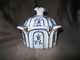 POT COUVERT (MIELLIER CONFITURIER SUCRIER BONBONNIERE) EN FAIENCE SIGNÉE GM - Moustiers (FRA)