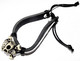 BRACCIALE REGOLABILE IN STRISCE STRISCE DI PELLE CON TESCHIO IN OSSA FINTA UNISEX B - Armbanden