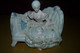 Figurines Dame Sur Divan + 2 Fillettes Allongées En Céramique ? Porcelaine ? - People