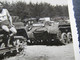 Delcampe - Echtfoto 2.WK Soldat Mit Sportbekleidung Auf Einem Panzer / Schützenpanzer / Mehrere Panzer Auf Dem Foto - War, Military