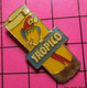 121 Pin's Pins / Beau Et Rare : Thème BOISSONS / GRAND VERRE DE TROPICO OISEAU TROPICAL PERROQUET - Bevande