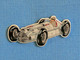 1 PIN'S //  ** MERCEDES BENZ W196 R FLÈCHE D'ARGENT N°12 / JUAN MANUEL FANGIO ** . (Made In Germany) - Mercedes