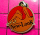 1518c Pin's Pins / Beau Et Rare / THEME : PIN-UPS / CREATIONS NEW-LOOK BRUNE EN MAILLOT DE BAIN ROUGE - Pin-ups