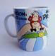 MUG TASSE EN FAIENCE BLEU PARC ASTERIX 2007 OBELIX - Dishes